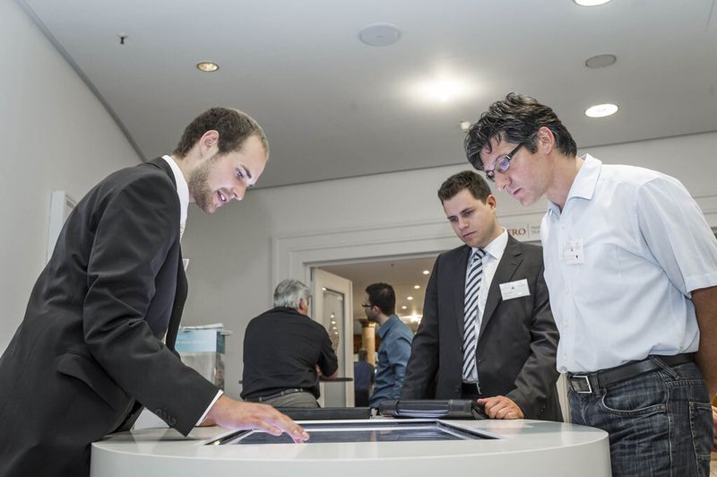 Die Kunden nutzten auch virtuelle Produktpräsentationen auf Touch-Screen-Bildschirmen, um sich über Entwicklungen des Dichtungsherstellers zu informieren. (Bild: Trelleborg)