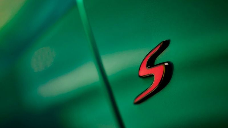 Der kleine rote Buchstabe verspricht etwas mehr Leistung und Härte. (Bild: Aston Martin)