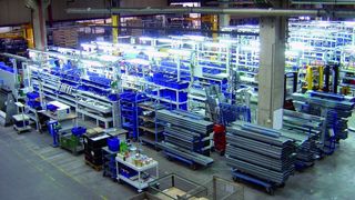 Nach der Optimierung des Materialflusses in einem Montagebetrieb werden die Materialien auftragsbezogen aus einem zentralen Lagersystem kommissioniert. Dabei sanken der Flächenbedarf um 18% und die Materialbestände um 26%. Bild: U2 (Archiv: Vogel Business Media)