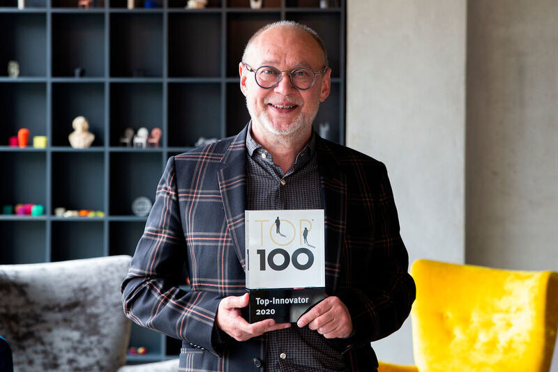 Carl Fruth, Gründer und CEO der FIT AG, mit der TOP 100-Trophäe. (FIT AG)