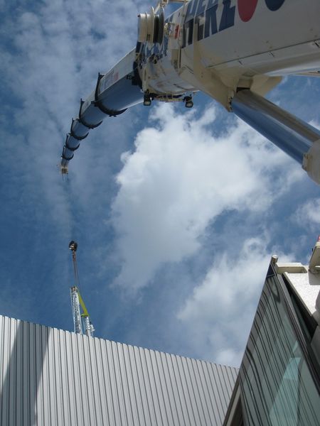 Ein Regalbediengerät für Rehau am Haken. (Bild: Hörmann Logistik)