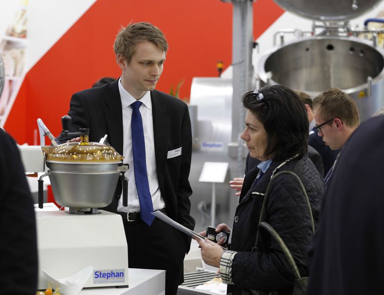 Interpack 2014: Ob Prozesse und Maschinen für das Verpacken oder die Verarbeitung, ob Packstoffe, Packmittel und die Packmittelherstellung oder Dienstleistungen für die verpackende Wirtschaft – auf der Interpack 2014 präsentieren 2.700 Aussteller aus über 60 Ländern ihre Ideen, Konzepte und technologischen Visionen.  (Messe Düsseldorf)