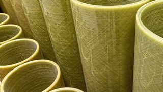 Durch den Einsatz von glasfaserverstärktem Kunststoff (GFK) bei Druckwasserrohren können große Innendrücke aufgenommen werden.  (Dynexa)