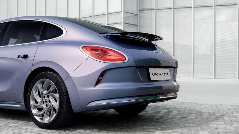 Am Rundheck öffnet sich auf Knopfdruck eine kleine Klappe, unter der Gepäck recht mühsam eingeladen werden muss. (Bild: GWM)