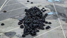 Altreifen am Straßenrand oder in der Natur abzulagern ist verboten und umweltschädlich – professionelle Entsorgung ist Pflicht. (Bild: Rosenow – VCG)