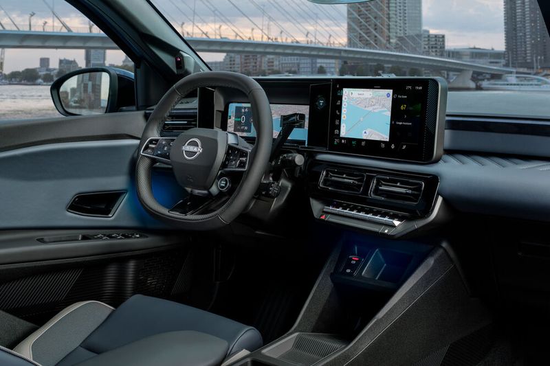 Der Innenraum des Micra entspricht nahezu 1:1 dem des Renault 5 – inklusive der sperrigen Lenkstockhebel. (Bild: Nissan)