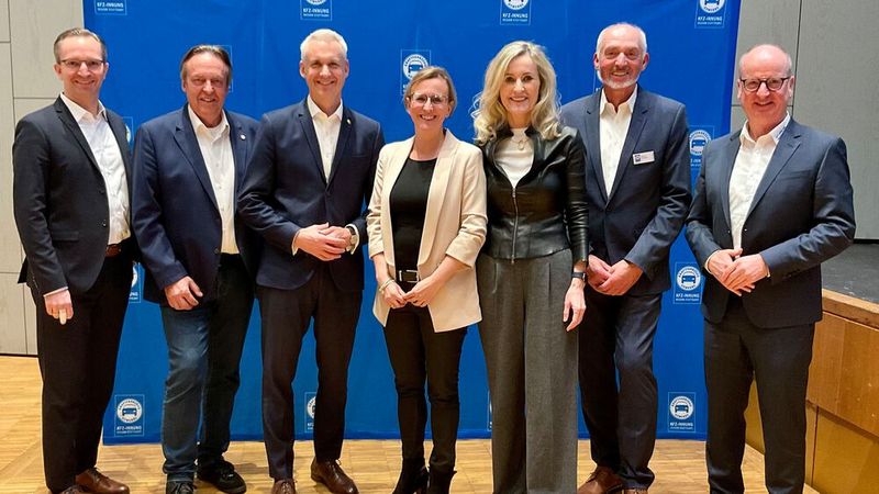 Die Regionaltagung der Innung Region Stuttgart bot ein spannendes Programm und hochkarätige Referenten (v.l.): stv. Obermeister Frank Schnierle, Obermeister Torsten Treiber, Dr. Martin Endlein, Uta Heller, Ulrike Winzer, Charly Knobling und Innungsgeschäftsführer Christian Reher. (Bild:  Kfz-Innung Region Stuttgart)