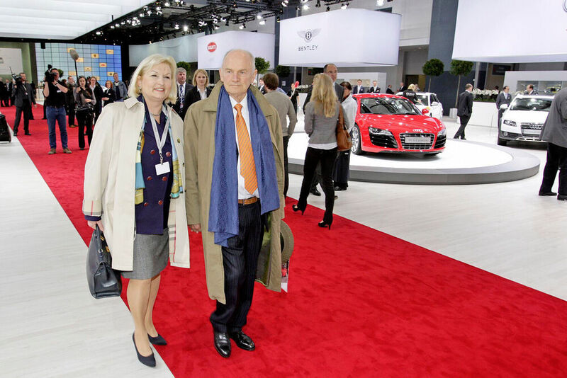 2004 übernahm Ferdinand Piëch – hier mit seiner Frau Ursula auf der Hauptversammlung 2009 – den Vorsitz im Aufsichtsrat der Volkswagen AG. (Volkswagen)