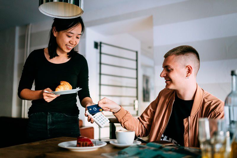 Mit den Lösungen des Fintech SumUp können auch kleine Betriebe im stationären Handel zu überschaubaren Kosten ihren Kunden Kartenzahlung anbieten.  (Bild: SumUp)