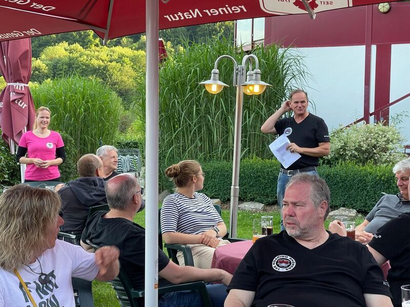 ...und Mastermind Werner Nieberle rekapitulierte den ersten Tourtag und ehrte langjährige Teilnehmer mit der silbernen Nadel. (Vogel IT-Medien GmbH)