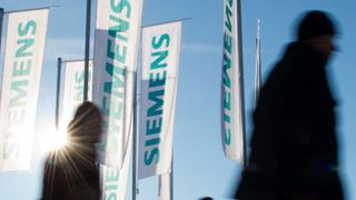 Siemens-Chef "Joe" Kaeser plant mit einer massiven Umstrukturierung des deutschen Traditionskonzerns. Zur Siemens-Halbjahresbilanz am kommenden Donnerstag werden weitere Umbaupläne erwartet. Während manche Aktionäre Kaesers Vorstoß bewundern, stoßen diese Überlegungen nicht überall auf Gegenliebe. (Peter Kneffel/dpa)
