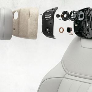 Die Lautsprecher sind teils in den Kopfstützen montiert.(Bild:  Range Rover)