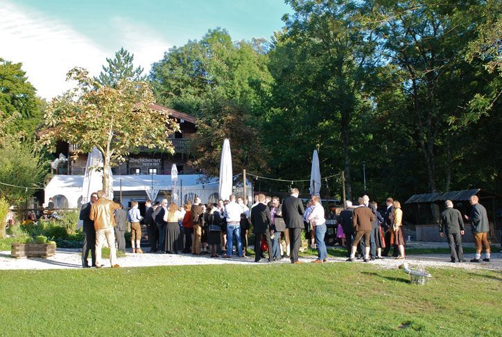 Im rustikalen Wirtshaus Buscharner Seewirt am Starnberger See kam richtige Wies`n-Stimmung auf. (Pielenz-Fotodesign)
