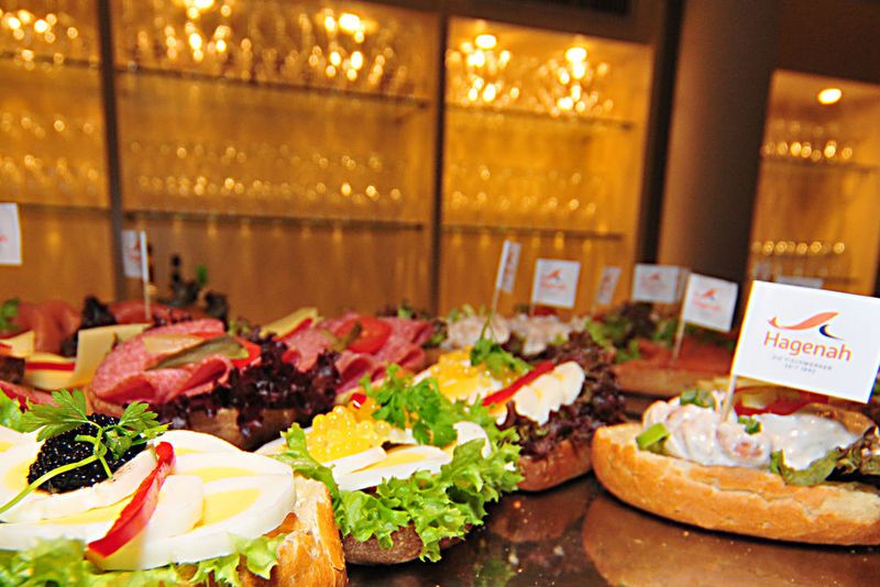 Zum friesischen Frühstück eingeladen hat Kroschke – Signs & Services am Freitag und Samstag. (Zietz / »kfz-betrieb«)