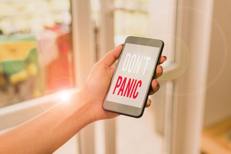 Sollte sich der Stressor durch die instrumentelle Stressbewältigung nicht verändert haben, meldet sich dann der persönliche Stressverstärker. Hier kann dann die „kognitive“ Stressbewältigung hilfreich sein. Das bedeutet, wenn sich der Stressor eben nicht verändern lässt, kann man lediglich seine eigene Einstellung zum Problem verändern. (Bild: Jovana V female)