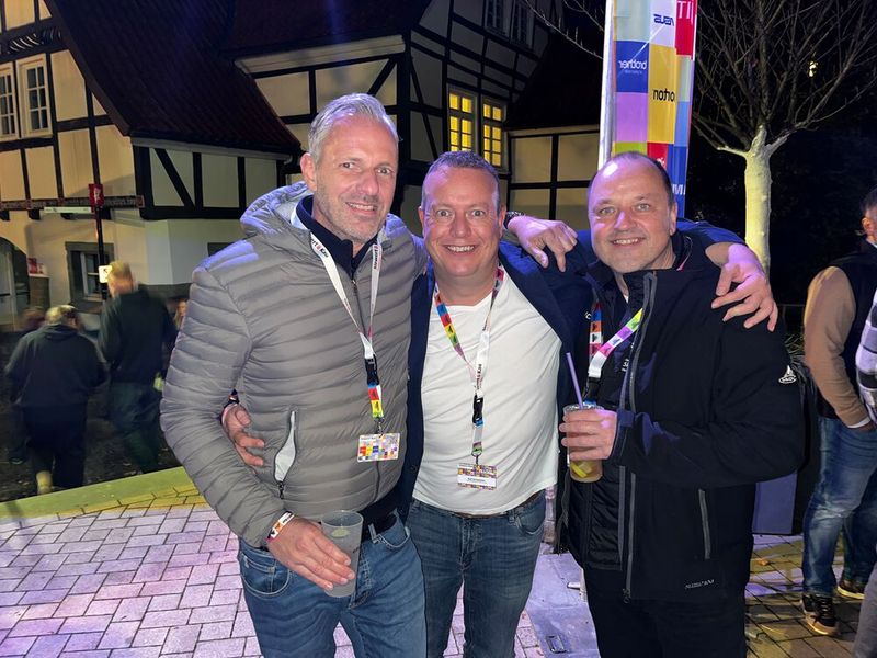 (v. l.) Björn Siewert, S&K, freut sich, dass seine Freunde Ralf Schweitzer, GSD, und Sven Buchheim, bluechip, zur Kirmes gekommen sind. (Bild: Vogel IT-Medien GmbH)