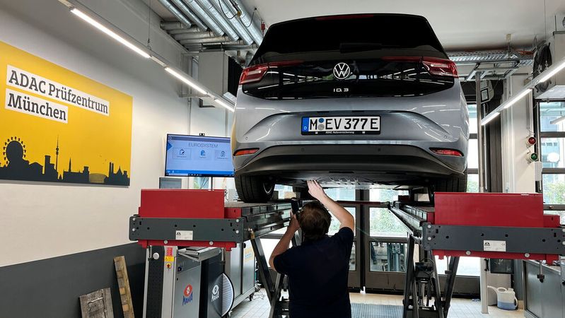 Der ADAc attestierte dem ID 3 gemessen an der Laufleistung „einen grundsoliden Zustand“. Eine Gebrauchtfahrzeugbewertung auf Basis der DAT-Daten ergab einen Händlerverkaufswert von 23.861 Euro. (Bild:  ADAC/Matthias Vogt)