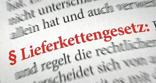 Bisher war das Lieferkettensorgfalts-Pflichtengesetz ein rotes Tuch für die deutsche Industrie, wie die Farbe hier andeuten soll. Es könnte aber sein, dass aus Rot bald wenigstens Gelb wird, wenn die Bundesregierung ihre Ideen zur Vereinfachung umsetzen kann. Aber da ist auch noch die EU ...(Bild:  Zerbor - stock.adobe.com)