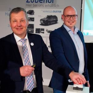 Startschuss für den Online-Shop: Marketing-Chef Michael Zimbal (li.) und Onlineshop-Teamleiter Dominik Matern nehmen den Shop live.(Bild:  Richter)