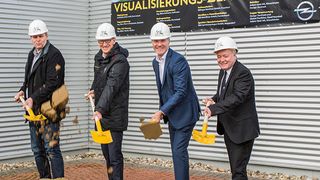 Stellvertretender Betriebsratsvorsitzender Uwe Baum, Opel CEO Dr. Karl-Thomas Neumann, Design-Chef Mark Adams und Richard Bolz, Director Design Operations Europe (v.l.n.r.) beim Spatenstich für das neue Visualisierungs-Zentrum. (Foto: Opel)