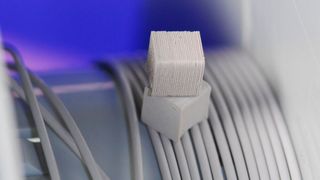 Der kupferdotierte Photokatalysator kann in thermoplastische Polymere kompoundiert werden. So lassen sich Filamente mit antimikrobiellen Eigenschaften für den 3D-Druck herstellen. (Bild: Fraunhofer IFAM)