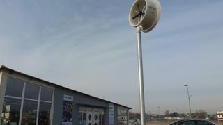 Mit der innovativen, rund 50 kg schweren Windenergieanlage im ?handlichen Hausformat?, der ENFLO 0110 des Schweizer Herstellers ENFLO Windtec, können Privatpersonen und Gewerbetreibende je nach Windgebiet und Standort bis zu 4.500 kW Strom pro Jahr für den Eigenverbrauch erzeugen. (Bild: Wittenstein)