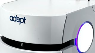 Die mobile Roboterplattform Lynx kann je nach Bedarf mit verschiedenen Aufsätzen versehen werden. Es können beispielsweise in einer verschließbaren Box Medikamente transportiert werden. (Bild: Adept)