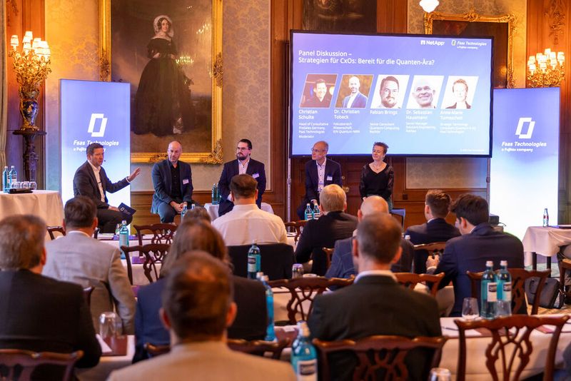 Paneldiskussion zum Thema „Quantum Readiness“ mit (v. l.) Christian Schulte (Fsas), Christian Tobeck (EIN Quantum NRW), Fabian Brings (Bechtle Bonn), Anne-Marie Tumescheit (Fsas) (Bild: Fsas)