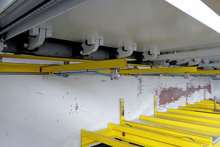 Ein Blick von der Rückseite auf die Abkantpresse zeigt die Rollenführungen, die mehrfach über die gesamte Schnittlänge verteilt sind. Damit wird der im Winkel verstellbare Messerbalken über die gesamte Schnittlänge stabil und sicher geführt. (Kuhn)