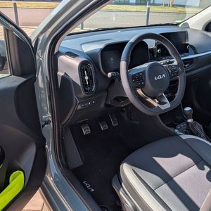 Die Sitze sind schön gepolstert und nett anzusehen. Für bequemes Fahren auf weiteren Strecken bieten sie aber zu wenig Seitenhalt.(Bild:  VCG - Mauritz)