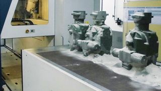 Bei Prototypen wie auch bei Kleinserien ermöglicht der 3D-Druck die Fertigung von Formen und Kernen ohne Werkzeuge. (Bild: Bosch Rexroth)