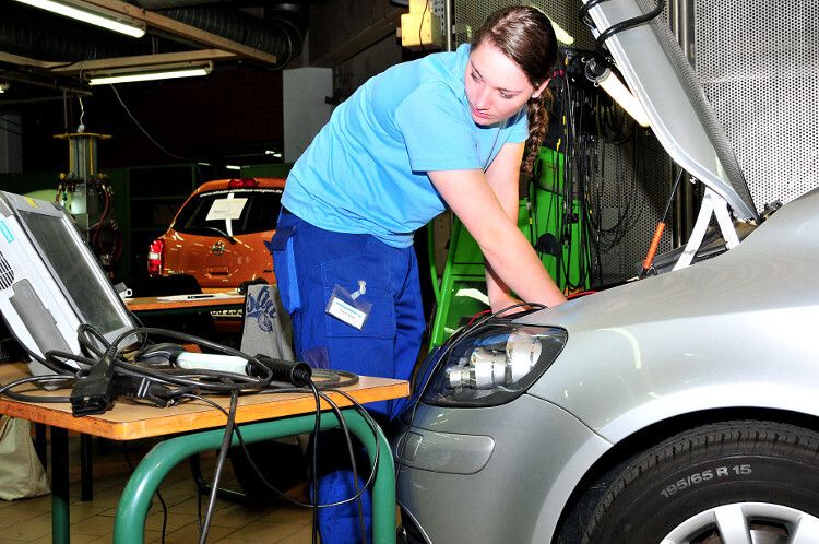 Verena Slawik aus Bayern prüft hier, warum sich die Batterie des Fahrzeugs entlädt. Schuld war ein Schalter im Handschuhfach. (Foto: Schmidt)