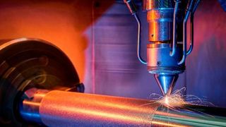 Aufrüstung: Eine Drehbank wird durch Integration von Laserstrahlquelle, EHLA-Bearbeitungskopf und Pulverzufuhrsystem zur extrem schnellen Anlage zum Laserauftragen. (Fraunhofer ILT / Volker Lannert)