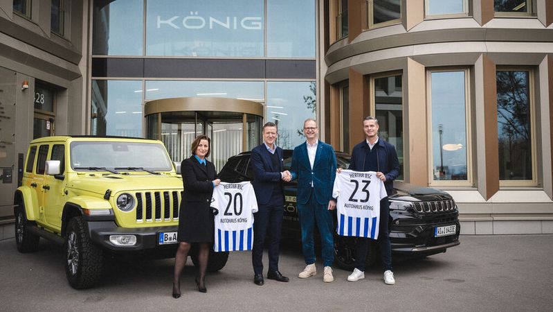 Von links: Stefanie Bartoeck, Prokuristin Autohaus König, Thomas E. Herrich, Geschäftsführer Hertha BSC, Dirk Steeger, Geschäftsführer Autohaus König, Thorben Jeß, Vice President Team Hertha BSC Sportfive. (Bild:  Autohaus Gotthard König/City-Press GmbH Bildagentur)