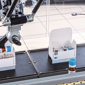 Die etikettierten Vials werden in die Kartons geladen.(Bild:  Frieder Daubenberger)