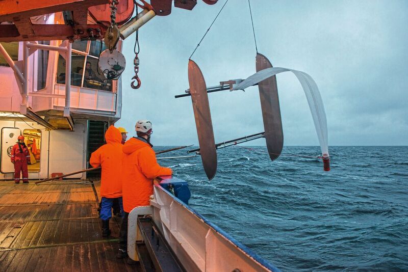 Einsatz eines Katamarans von der Bord der Polarstern, um in der Arktis Wasserproben für die Analyse von Plastik im Meer zu nehmen. (Bild: Alfred-Wegener-Institut / Esther Horvath)