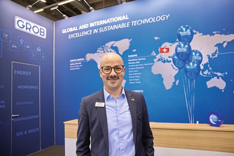 Wolfgang Ulmer (Geschäftsleiter, Grob Schweiz AG): «Die Messe hat alle Erwartungen übertroffen. Besucher kamen nicht nur aus Interesse, sondern mit konkreten Projekten, Ideen und Bedarf an Werkzeugmaschinen. Die Besucher kamen aus Branchen wie Aerospace über den klassischen Lohnfertiger bis hin zum Maschinenbau. Wir liefern in der Schweiz fast ausschliesslich Werkzeugmaschinen mit Automationslösungen an unsere Kunden. In unserem Kundensegment ist das fast unabdingbar. Die Automationslösungen reichen von Roboterzellen bis hin zu Rund- und Linearspeichern von Grob. Wir können natürlich auch Fremd-Automationslösungen integrieren, entsprechend den Anforderungen des Kunden. Die Stimmung ist sehr positiv, aber dennoch herausfordernd.» (Bild: Matthias Böhm)