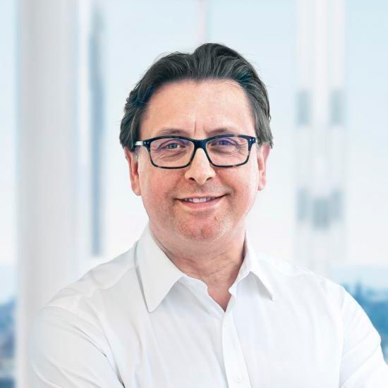 Paul Hudson verlässt Novartis und folgt Olivier Brandicourt als CEO von Sanofi (ab 01. September 2019). Hudson leitete zuvor die Business Unit Pharmaceuticals bei Novartis. Unsere Bildergalerie „In aller Kürze: Personalmeldungen aus der Prozessindustrie“ zeigt Ihnen kompakt die personellen Veränderungen in den Chefetagen der deutschen Prozess- und Chemieindustrie. Den jeweiligen passenden Beitrag finden Sie hier. (Bild: Novartis)