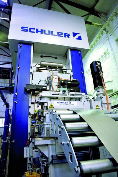 Bild 3: Die Servo-presse verfügt über eine Presskraft von 250 t. Zur hochproduktiven Gesamtlösung gehört ein Walzenvorschub von Schuler Automation. Bild: Schuler (Archiv: Vogel Business Media)