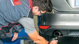 Fast jedes fünfte Fahrzeug fiel wegen einem erheblichen Mangel durch die Hauptuntersuchung. Die häufigste Ursache waren Verstöße gegen Emissions- und Umweltvorschriften. (Bild: GTÜ)