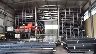 Der Stahlhändler Schwarzwald-Eisenhandel setzt auf Kasto-Lager. Das hier ist vom Typ Unicompact 3.0. Es dient zur schnellen Ein- und Auslagerung von bis zu 6 Meter langen Profilen, Rohren und Vollmaterialien. (Kasto)