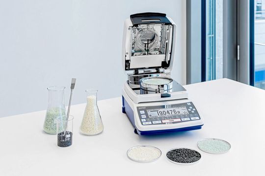 Der Feuchtebestimmer Kern DIS kombiniert hohe Messauflösung mit einer klar strukturierten Bedienung für reproduzierbare Analysen.(Bild:  Kern & Sohn)