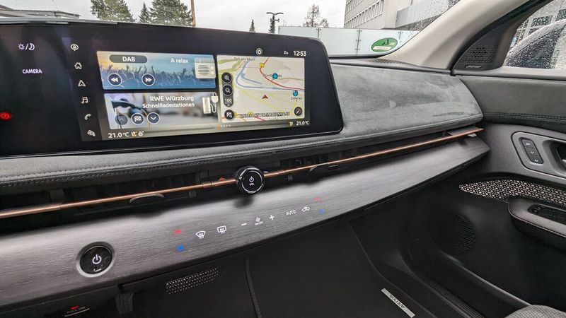 6. Die Bedienung: Außergewöhnlich ist, dass Nissan im Ariya die Bedienflächen direkt ins Armaturenbrett integriert hat ... (Bild: Mauritz – VCG)