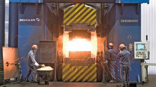 Neue Werkstoffe und kürzere Prozessketten sollen es den Massivumformern erlauben, das Gewicht ihrer Produkte zu verringern. (Bild: Schuler)