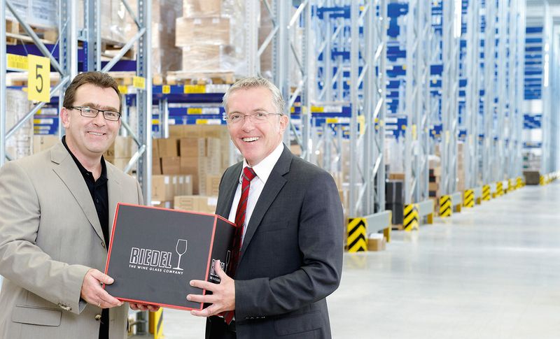 Christoph Lehner (links), Bereichsleiter Werk Schneegatter bei Riedel Glass Works, und Roland Seebacher, Geschäftsführer Bito-Lagertechnik Austria GmbH. (Bild: Bito)