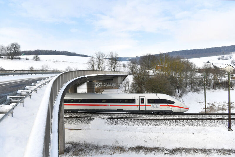 Viele Züge fuhren nicht durch eine Winterlandschaft, sondern verharrten im Bahnhof. 