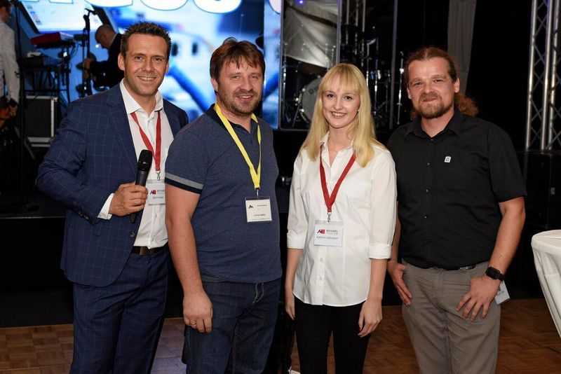Björn Haas mit Artur Scheling (ETS Telekommunikation Scheling), Kathrin Uhlmann (MichaelTelecom) und Marian Häke (Digital Data)  (Seidenglanz Images / MichaelTelecom)