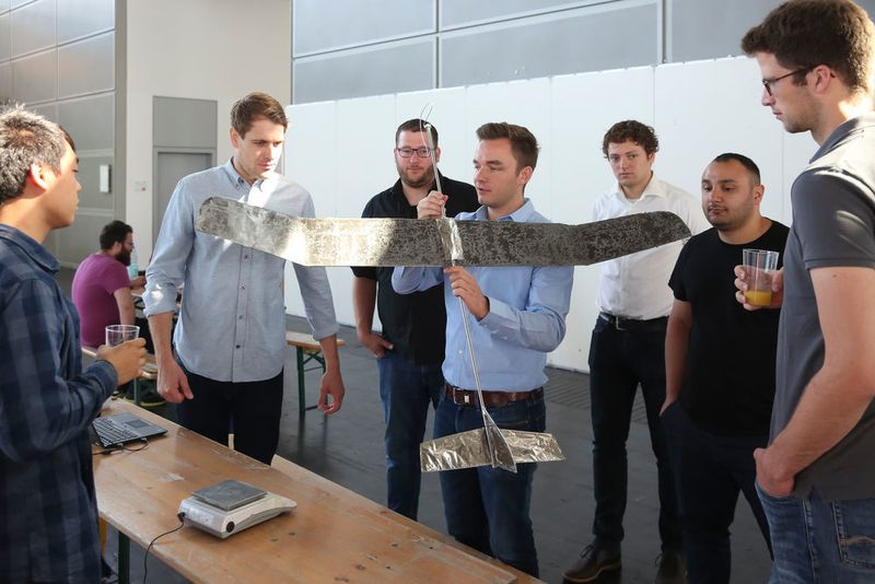 Rund 50 Studenten von fünf deutschen Universitäten verwandelten die Messehallen der Messe Düsseldorf in einen ungewöhnlichen Flughangar. Beim internationalen Wettbewerbs „Stahl fliegt“ brachten sie die unterschiedlichsten Flugobjekte aus Stahl zum Fliegen.  (Messe Düsseldorf)