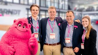 Das neue Maskottchen Arnie mit (v.l.) Felix Arndt, Moritz Arndt, Matthias Arndt und Katharina Arndt. (Bild: Arndt Automobile)