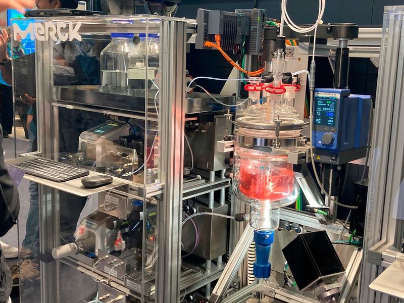 Am Beispiel der Pharma- und Life-Science-Industrie zeigte Siemens, wie durch digital vernetzte Prozesse die Markteinführung schneller realisiert werden kann. (Bild: Stefanie Michel)